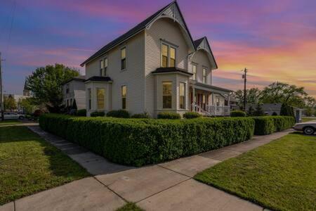 Spacious Upstairs 1Bed- Walking Distance To Beach Outlet Mall Michigan City Bagian luar foto