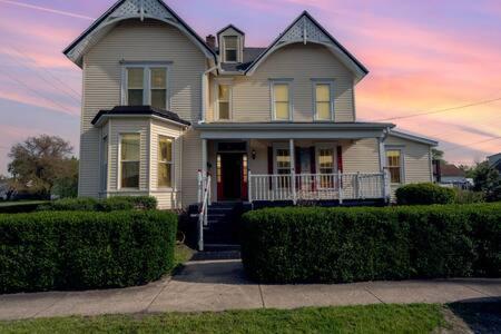 Spacious Upstairs 1Bed- Walking Distance To Beach Outlet Mall Michigan City Bagian luar foto
