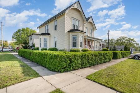 Spacious Upstairs 1Bed- Walking Distance To Beach Outlet Mall Michigan City Bagian luar foto