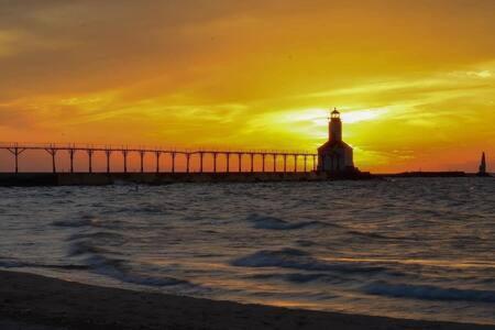 Spacious Upstairs 1Bed- Walking Distance To Beach Outlet Mall Michigan City Bagian luar foto