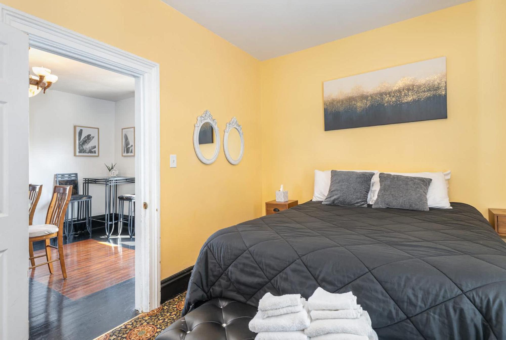Spacious Upstairs 1Bed- Walking Distance To Beach Outlet Mall Michigan City Bagian luar foto