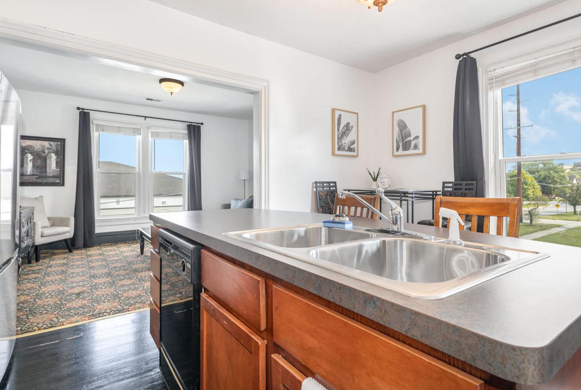 Spacious Upstairs 1Bed- Walking Distance To Beach Outlet Mall Michigan City Bagian luar foto