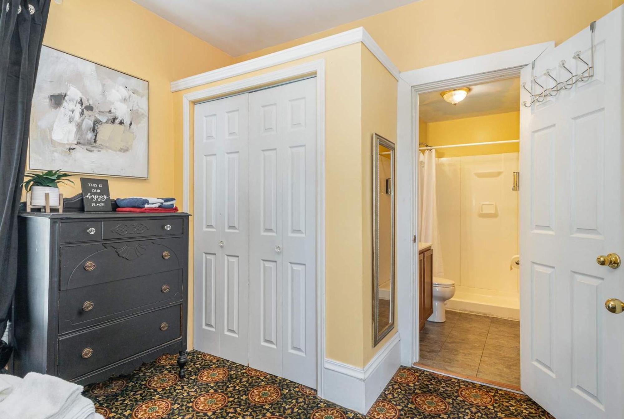 Spacious Upstairs 1Bed- Walking Distance To Beach Outlet Mall Michigan City Bagian luar foto